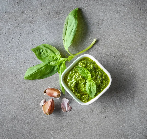 Sauce pesto sur table grise — Photo