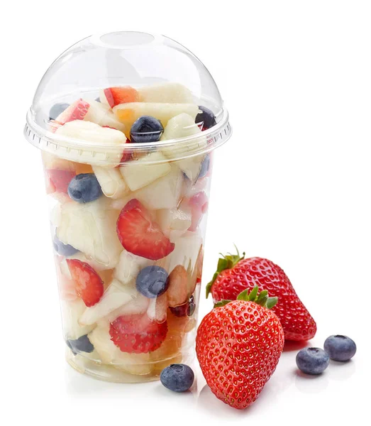 Frische Obststücke Salat im Plastikbecher — Stockfoto