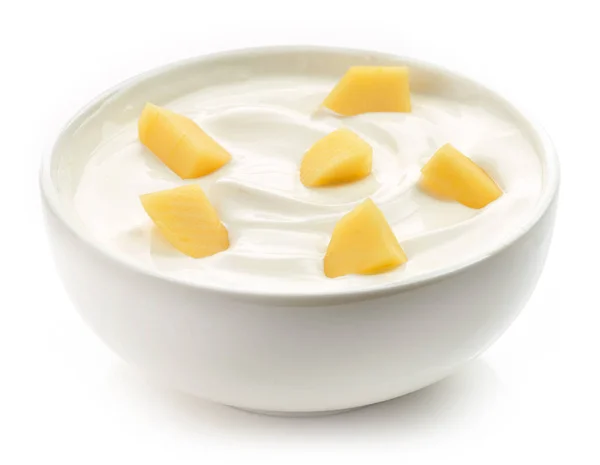 Миска йогурта с кусочками манго — стоковое фото