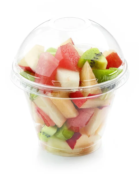 Ensalada de trozos de fruta fresca en taza de plástico — Foto de Stock