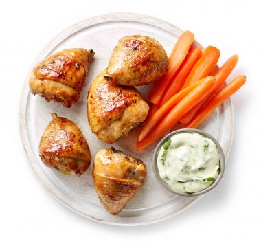 ızgara tavuk ayakları ahşap kesme tahtası üzerinde