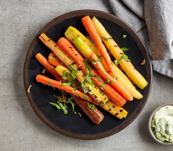 Tallrik med grillad färgglada morötter — Stockfoto