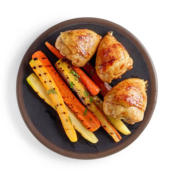 Assiette de cuisses de poulet grillées et de carottes — Photo