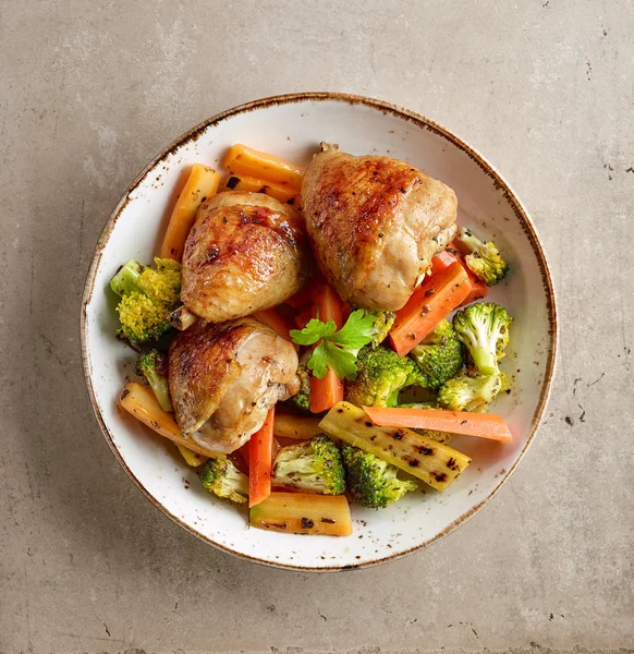 Tallrik med grillad kycklingklubbor och grönsaker — Stockfoto