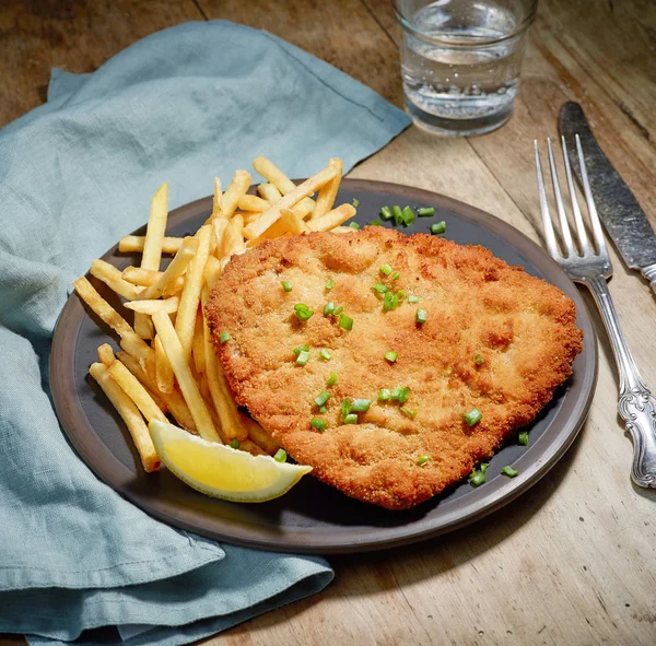 Weiner Schnitzel con patate fritte — Foto Stock