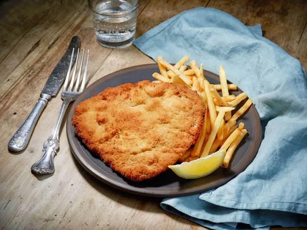 Weiner Schnitzel med stekt potatis — Stockfoto