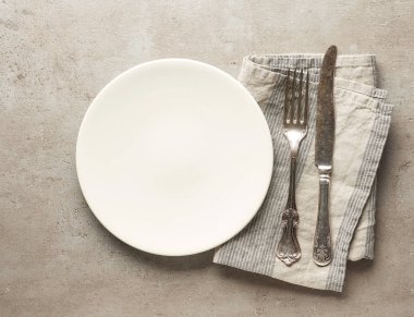 Katlanmış keten peçete.