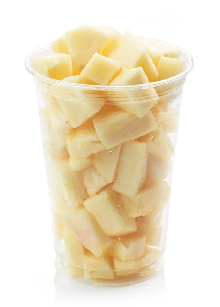 Bicchiere di plastica di pezzi di ananas — Foto Stock