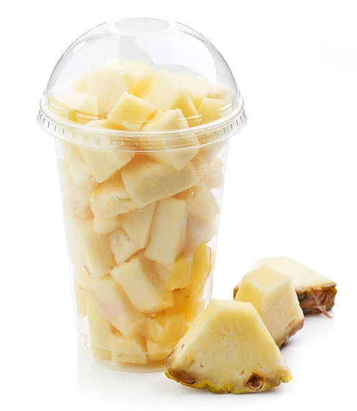 Пластикова чашка ананасових шматочків — стокове фото