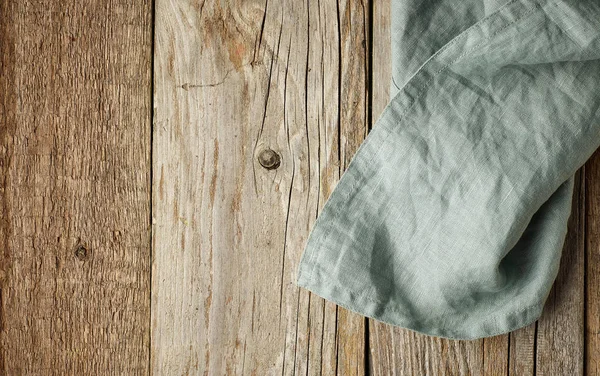 木製の背景のリネン ナプキン — ストック写真