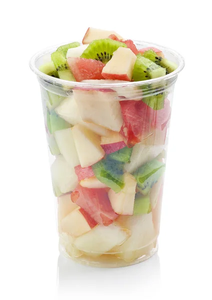 Свіжі фруктові шматочки салат в пластиковій чашці — стокове фото