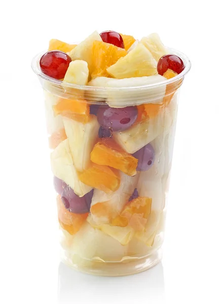 新鮮なフルーツは、プラスチック製のカップにサラダを個セットします。 — ストック写真