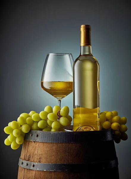 Sklenice a láhev vína — Stock fotografie