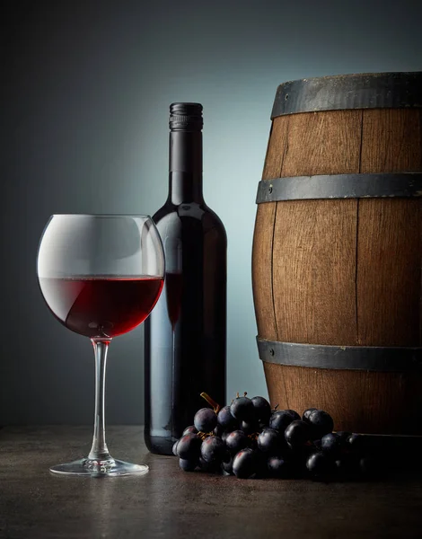 Glas und Flasche Rotwein lizenzfreie Stockbilder