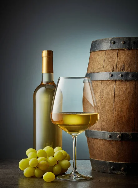 Verre et bouteille de vin blanc — Photo