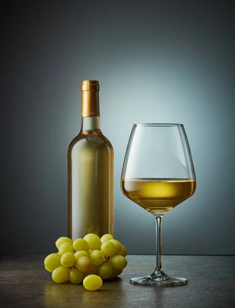 Verre et bouteille de vin blanc — Photo