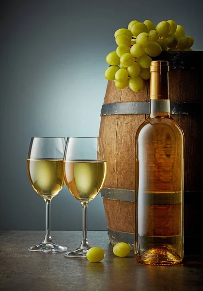 Glas en fles witte wijn — Stockfoto