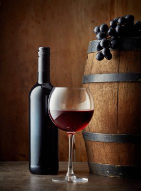 bardak ve şişe kırmızı şarap