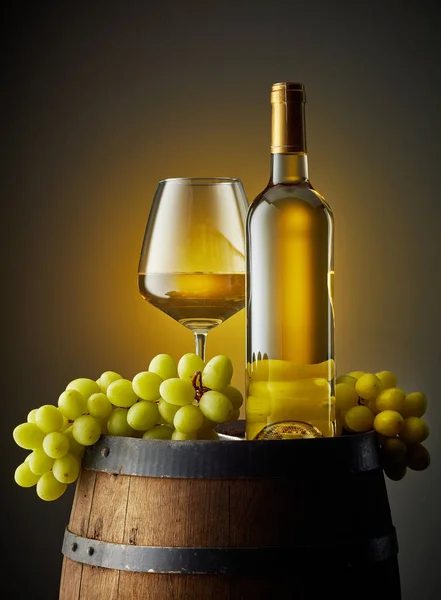 Склянка і пляшка білого вина — стокове фото