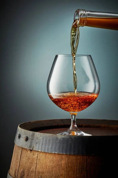 Cognac versato nel vetro — Foto Stock