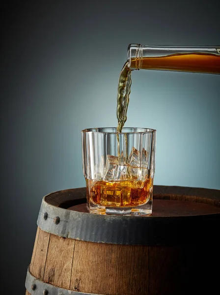 Whisky die in glas wordt gegoten — Stockfoto