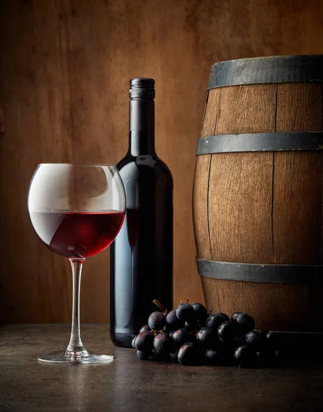 Glas und Flasche Rotwein — Stockfoto