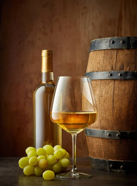 Glas en fles witte wijn — Stockfoto