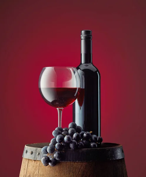 Verre et bouteille de vin rouge — Photo