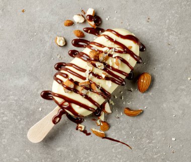 dondurma ile beyaz çikolata kaplı