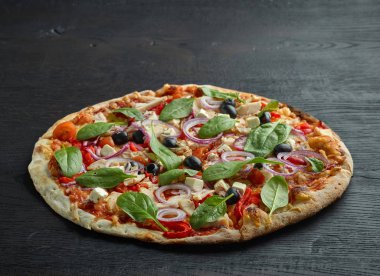 Taze pişmiş pizza.
