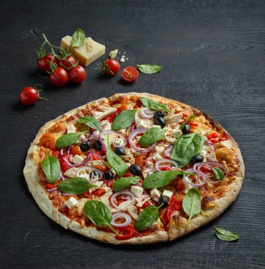Taze pişmiş pizza.