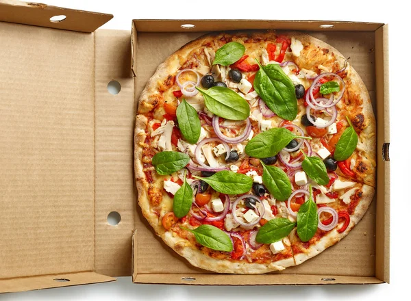 Pizza appena sfornata in scatola di carta — Foto Stock