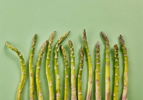Asparagi freschi su sfondo verde — Foto Stock