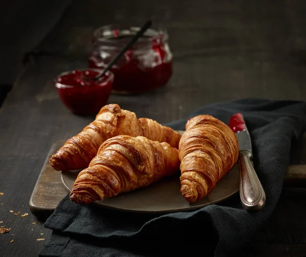 Frisch gebackene Croissants — Stockfoto