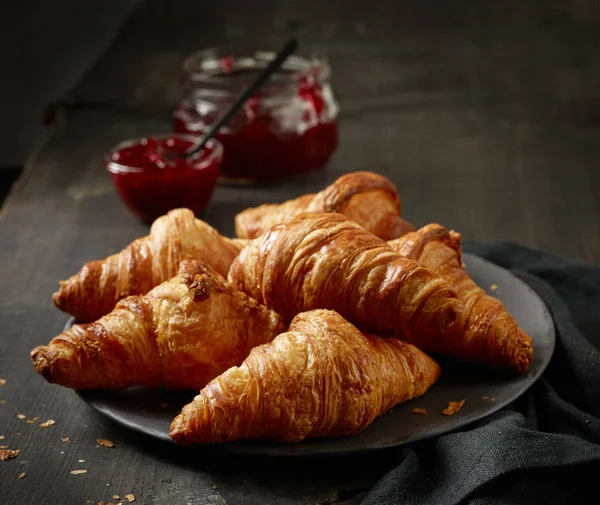 Frisch gebackene Croissants — Stockfoto