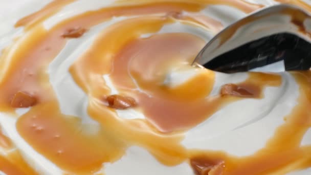 Colher Iogurte Grego Com Molho Caramelo Derretido — Vídeo de Stock