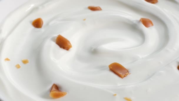 Crème Sure Rotative Yaourt Grec Tourbillonnant Avec Des Morceaux Caramel — Video