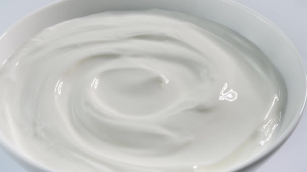 Tazón Giratorio Crema Agria Yogur Griego — Vídeos de Stock