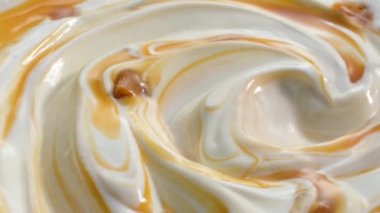 Karamelli yoğurda yakın çekim