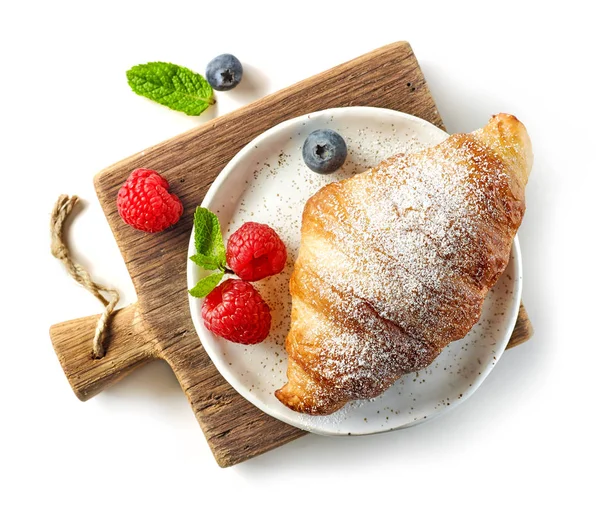 Vers Gebakken Zoete Croissant Versierd Met Verse Bessen Geïsoleerd Witte — Stockfoto