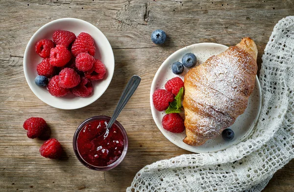 Süße Croissants Und Beeren Auf Altem Küchentisch Aus Holz Draufsicht — Stockfoto