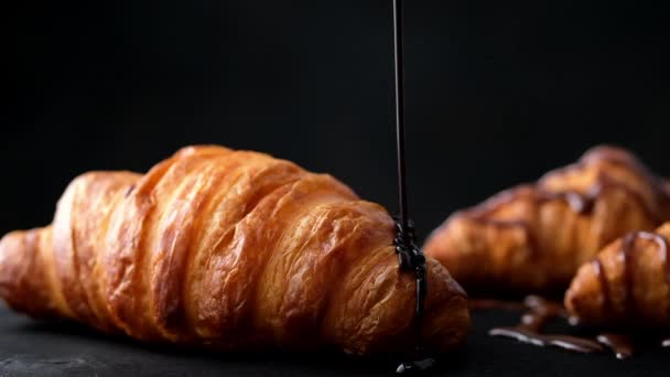 Frissen Sült Croissant Csokoládé Mártással Lassított Felvétel — Stock videók