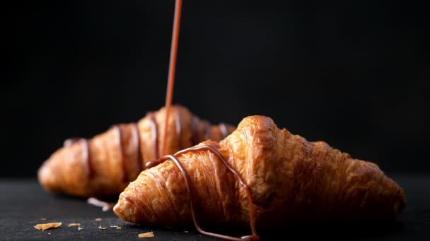 Frisch Gebackene Croissants Mit Schokoladensauce Zeitlupe — Stockvideo