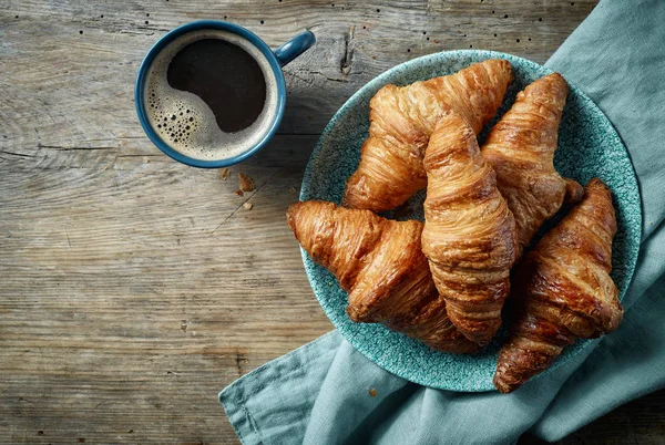 Frisch Gebackene Croissants Und Tasse Schwarzen Kaffees Auf Altem Küchentisch — Stockfoto