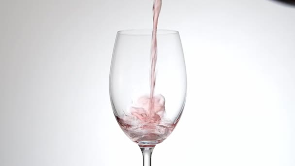 Close Vidro Vinho Tinto Sobre Fundo Branco — Vídeo de Stock