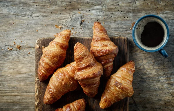 Frisch Gebackene Croissants Und Tasse Kaffee Auf Holztisch Draufsicht — Stockfoto