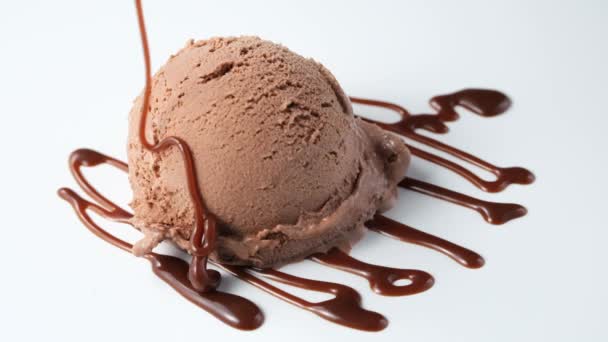 Salsa Cioccolato Versata Sul Gelato Slow Motion — Video Stock