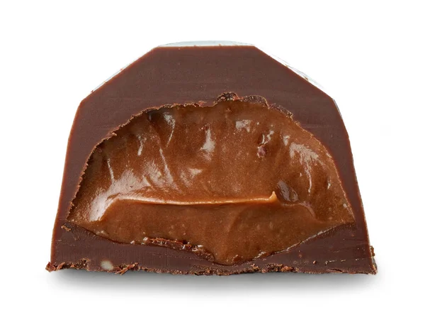 Hälfte Der Hausgemachten Schokolade Praline Makro Isoliert Auf Weißem Hintergrund — Stockfoto