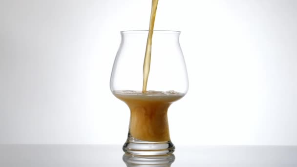 Birra Artigianale Versata Nel Bicchiere Slow Motion — Video Stock