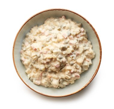 Beyaz arka planda izole edilmiş bir tabak zeytin salatası.